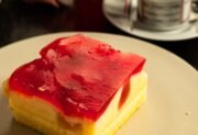 Ciasto z galaretką, bitą śmietaną i truskawkami – przepis