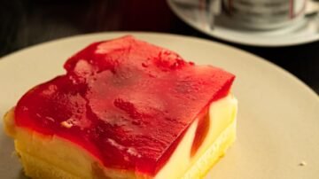 Ciasto z galaretką, bitą śmietaną i truskawkami – przepis