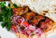 Domowy kebab z kurczaka z piekarnika – przepis