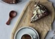 Kopiec kreta – przepis na domowe ciasto czekoladowe z kremem śmietankowym i bananami