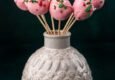Cake pops – przepis na kolorowe kulki z ciasta na patyczkach