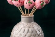 Cake pops – przepis na kolorowe kulki z ciasta na patyczkach