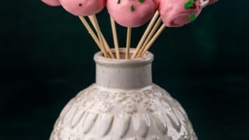 Cake pops – przepis na kolorowe kulki z ciasta na patyczkach