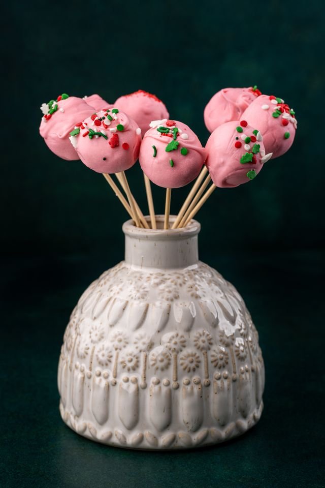 Cake pops – przepis na kolorowe kulki z ciasta na patyczkach