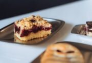 Ciasto drożdżowe ze śliwkami i kruszonką – przepis