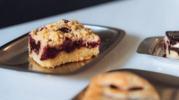 Ciasto drożdżowe ze śliwkami i kruszonką – przepis
