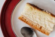 Sernik na herbatnikach – prosty przepis na puszyste ciasto