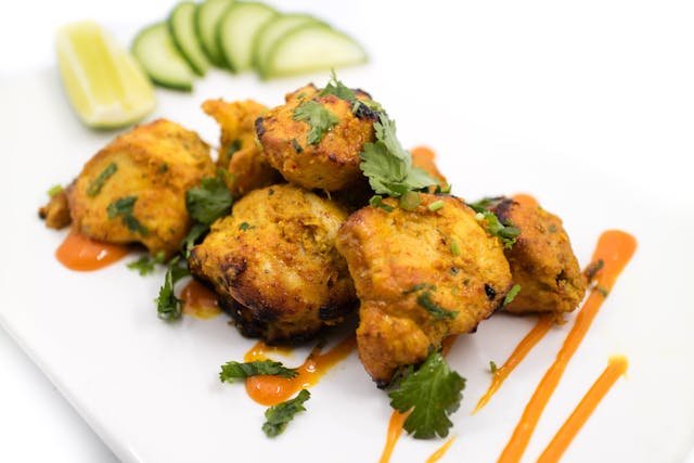 Kurczak tikka masala w pomidorowym sosie z jogurtową marynatą – przepis
