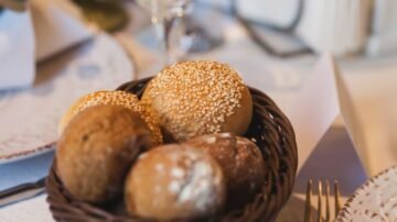 Przepis na bułki pszenne – chrupiące i puszyste domowe pieczywo